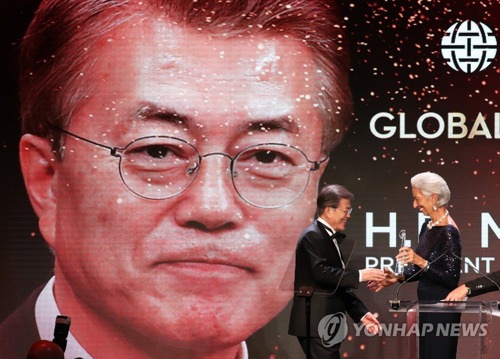 当地时间9月19日下午，在美国纽约，韩国总统文在寅（左）在由大西洋理事会主办的“2017全球公民奖”颁奖礼上获奖。