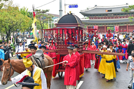 正祖拜陵车队时隔222年重走昌德宫至华城全线