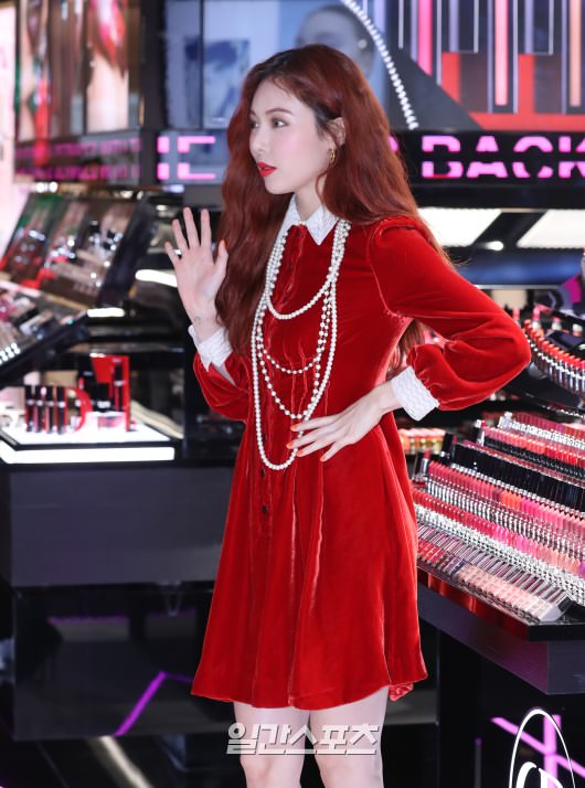 泫雅出席化妆品品牌活动