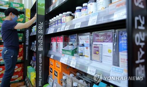 资料图片：超市里陈列着各种功能性保健食品。（韩联社）