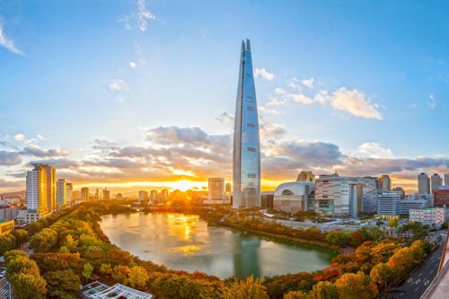 资料图片：乐天世界大厦全景（乐天物产提供）
