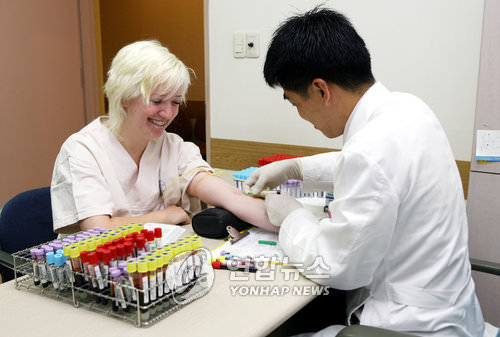 资料图片：来韩就医旅游的外国游客（韩联社/韩国观光公社提供）