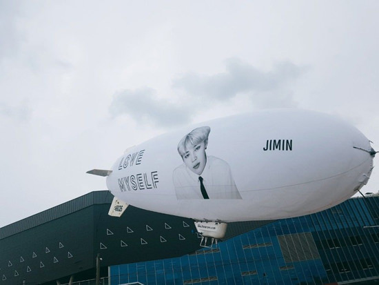 印有“防弹少年团”头像的飞船亮相果川和釜山空中