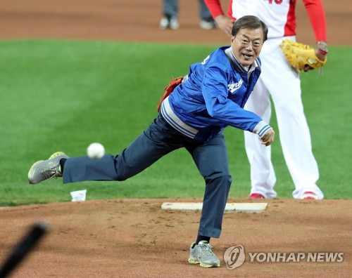 10月25日下午，在光州起亚冠军球场，韩国总统文在寅为2017韩国职业棒球首场比赛开球。韩联社