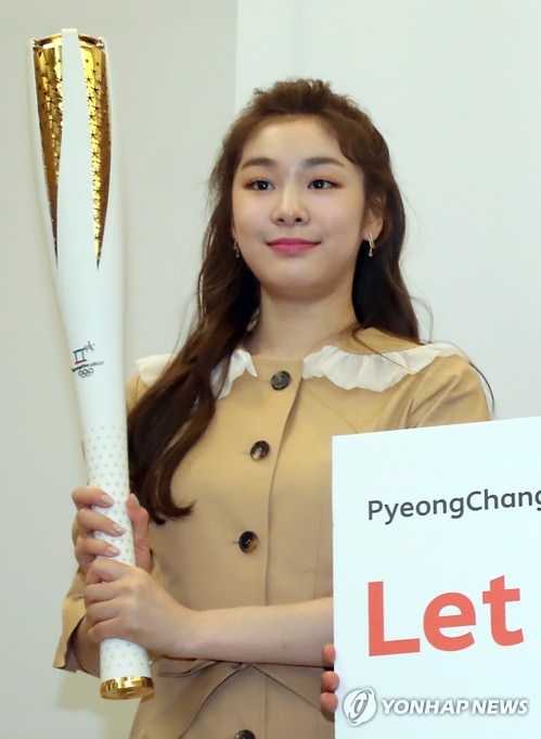 资料图片：4月17日上午，在首尔市中区，2018平昌冬奥会宣传大使金妍儿手持奥运火炬亮相披露火炬手选拔计划的媒体说明会。（韩联社）