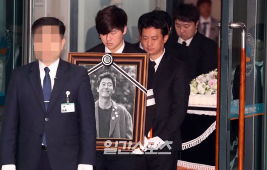 金柱赫今出殡，女友李宥英悲伤落泪