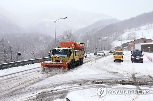 资料图片：除雪车辆（韩联社）