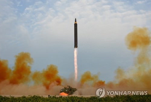 资料图片：这是朝鲜“火星-12”型中远程战略弹道导弹发射场面。图片仅限韩国国内使用，严禁转载复制。（韩联社/朝中社）
