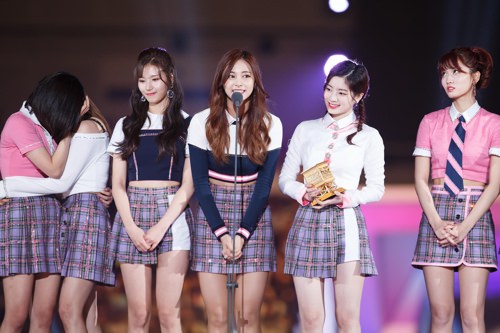 TWICE登台领奖。（韩联社/Mnet提供）