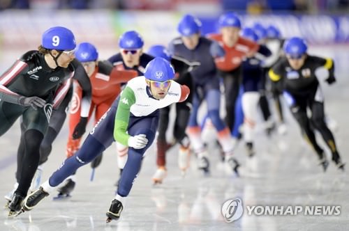 资料图片：国际滑联速滑世界杯集体出发赛现场照（韩联社/欧新社）