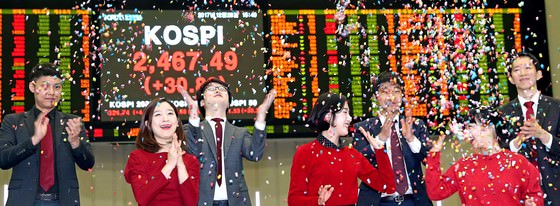 2017股市收盘，比年初上涨22%