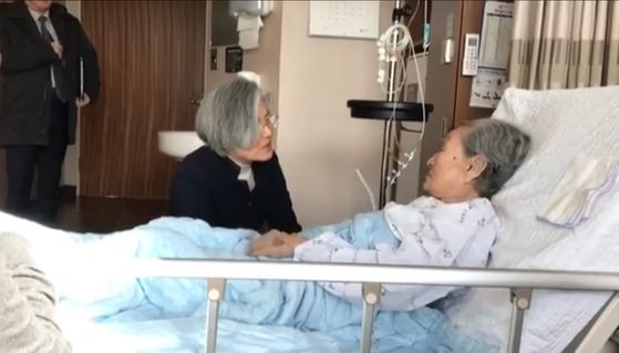 韩外交部长康京和去医院探视慰安妇