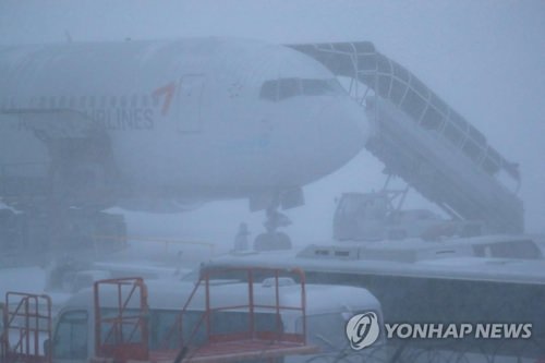 韩济州机场跑道因雪暂时关闭