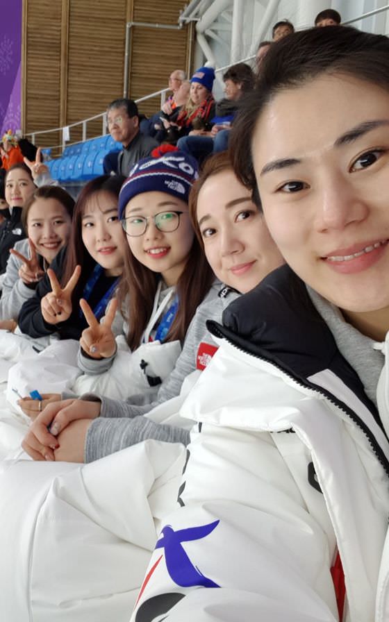 图为韩国女子冰壶代表队的选手们在平昌冬奥会期间观看速度滑冰时的自拍。从左至右依次是金京爱、金恩静、金超姬、金善英、金英美和主教练金敏正。(图片来源：韩国女子冰壶代表队)
