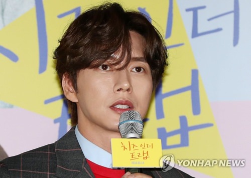 演员吴智恩身着传统结婚礼服举行婚礼