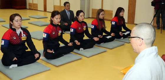 冬奥会明星女子冰壶队集体拜访寺庙