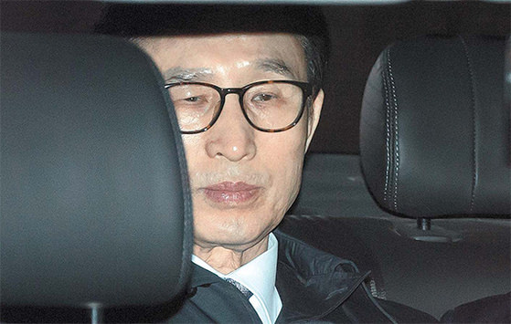 李明博深夜被捕 法院称担心毁灭证据
