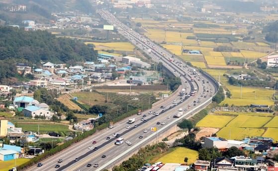 图为京釜高速公路的望乡服务区附近。[图片来源：金成泰(音)记者。拍摄协助：韩国忠南地方警察厅航空队]