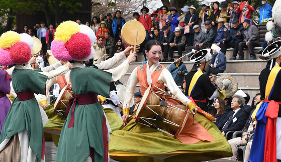 兴致昂扬的庆祝演出