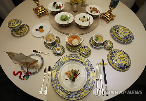 资料图片：2014年6月24日，新罗酒店重现的钓鱼台国宴。（韩联社）