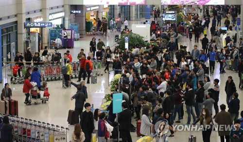 资料图片：仁川机场第一航站楼内人潮涌动。（韩联社）