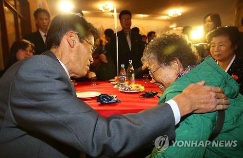 资料图片：2015年10月26日，在朝鲜金刚山酒店，参加韩朝离散家属团聚活动的朝方离散家属在安慰来自韩国的母亲。（韩联社）