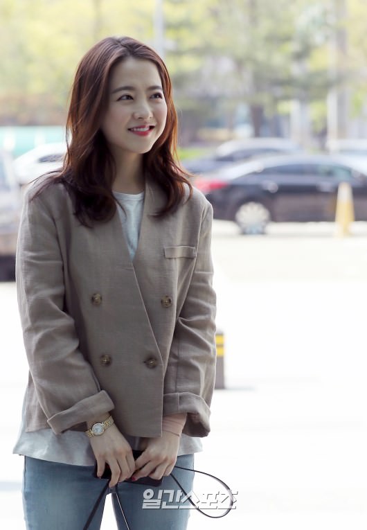 朴宝英担任电台一日DJ