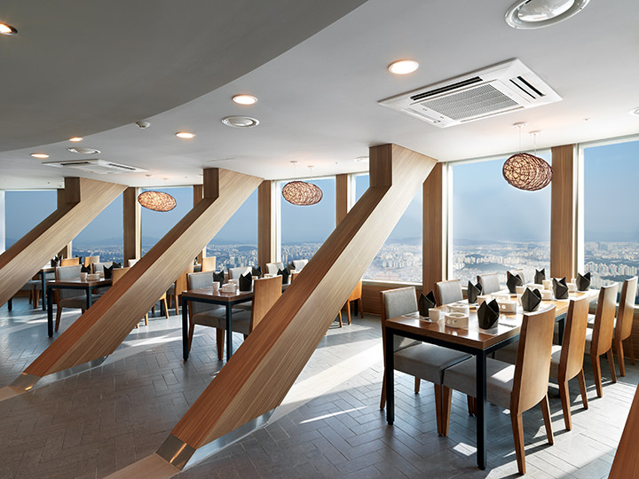 在N首尔塔上登高眺远，共享自助韩式美味佳肴！