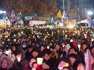 韩国举行“烛光集会”要求总统下台