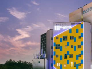 新村站和梨大站 H 大道酒店