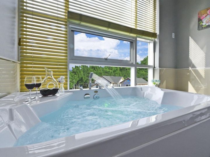 Janghohang J Story Spa Pension