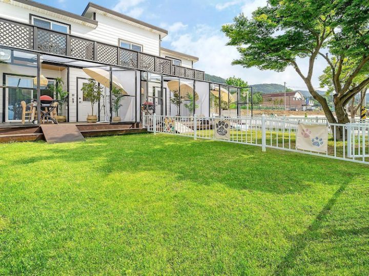 Yeosu Dangdangi Dog Family Pension Gold