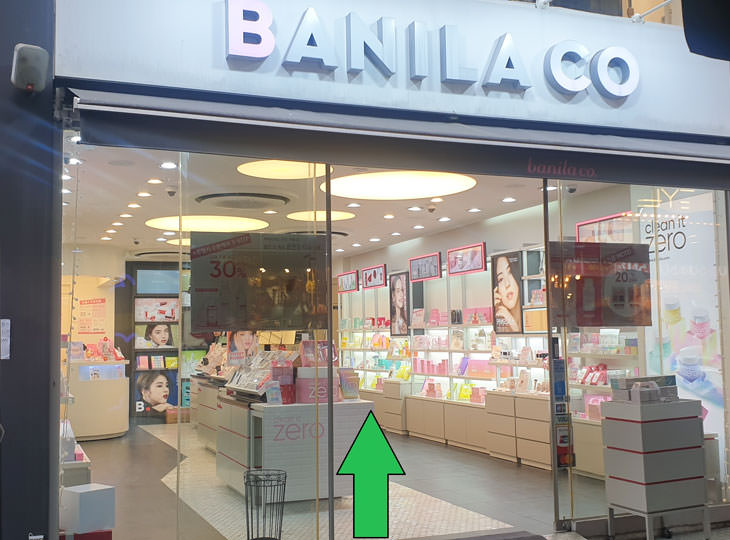 位置：進入【banilaco】化妝品店，從店內上至2樓