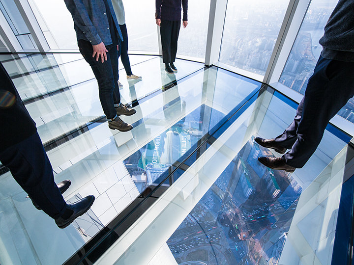 Indoor glass floor that can clearly see the underground view "Sky Desk"