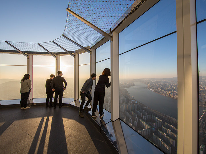 位于120层可以呼吸外面空气的“Sky露台”
