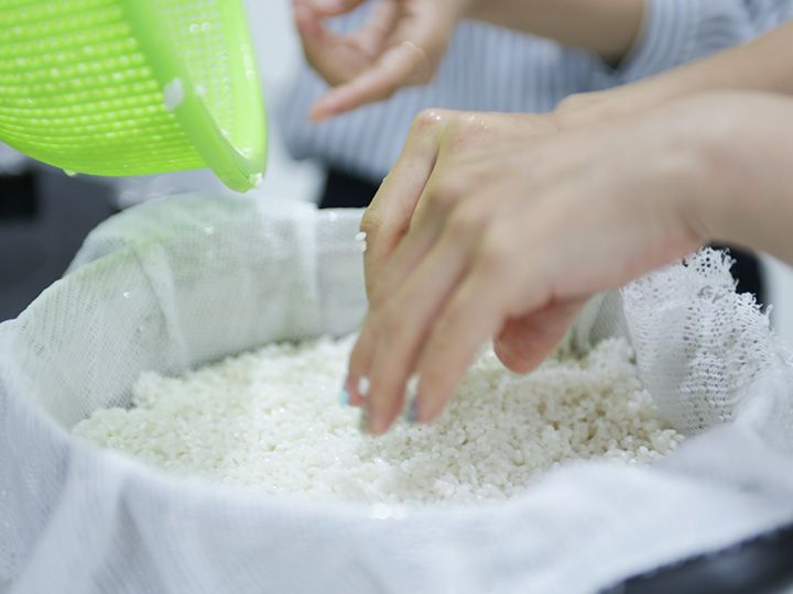 First, prepare the basic ingredients of Makgeolli-and start rice steaming, cooling and mixing processes.