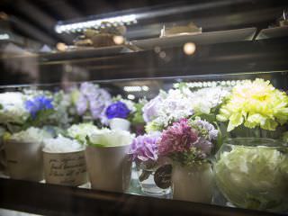 柜台中陈列着五颜六色的花