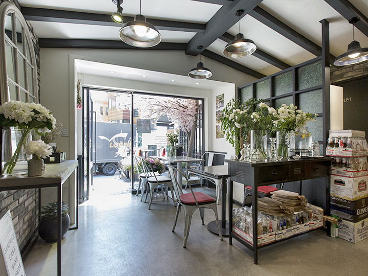 店里弥漫着淡淡的花香