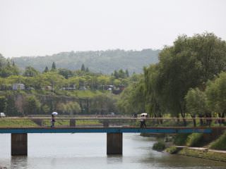 从盘浦汉江公园走过去，经过一个小桥即到