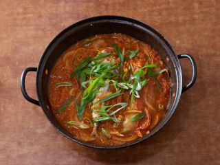 酸泡菜炖青花鱼中的蔬菜含量丰富，营养健康