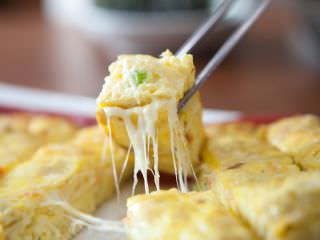 在热乎乎的状态下，享受品尝融化的奶酪与鸡蛋的完美结合
