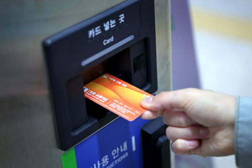 只需投入“1次性交通卡”即可