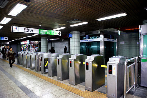 轮换杠式出站口