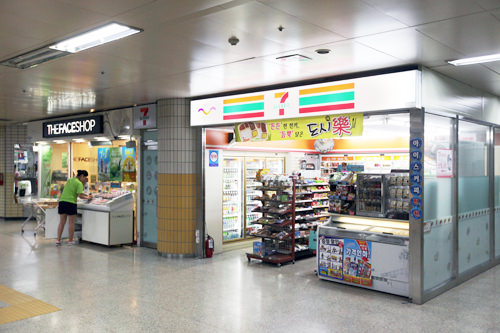 便利店、化妆品店