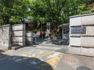 会看见大学后门“安岩学舍”，走进去