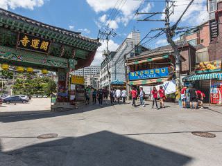 看见“开运寺”后，往寺庙右边的小巷直走