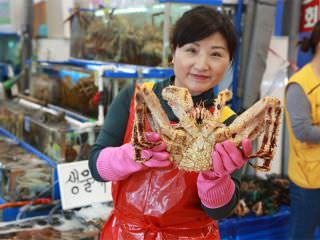 大大的帝王蟹在中国游客中也很有人气哦