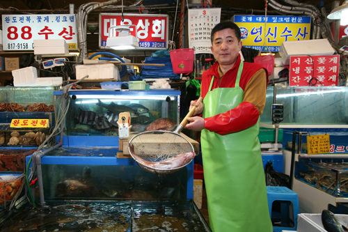 大运商会, 1层 高级172号,电话02-815-3068