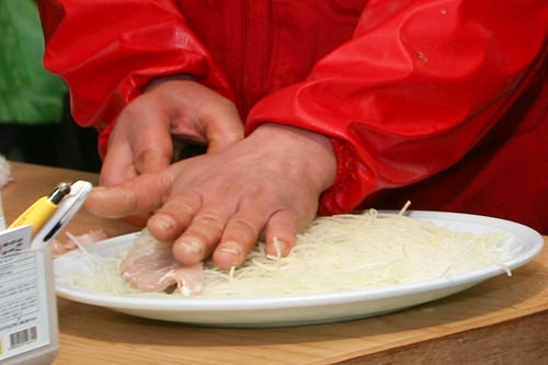 2.老板把鱼收拾装袋
老板会把选好的鱼处理好后装袋给您。鱼杂部分也放在袋子里,不要忘记拿。