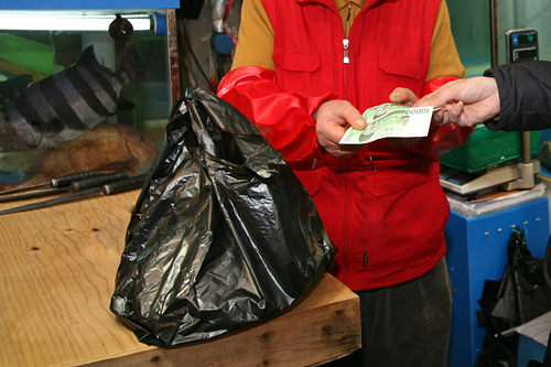 3.付钱
付买鱼的钱,至于价钱是否便宜,就要看您的砍价功力咯!